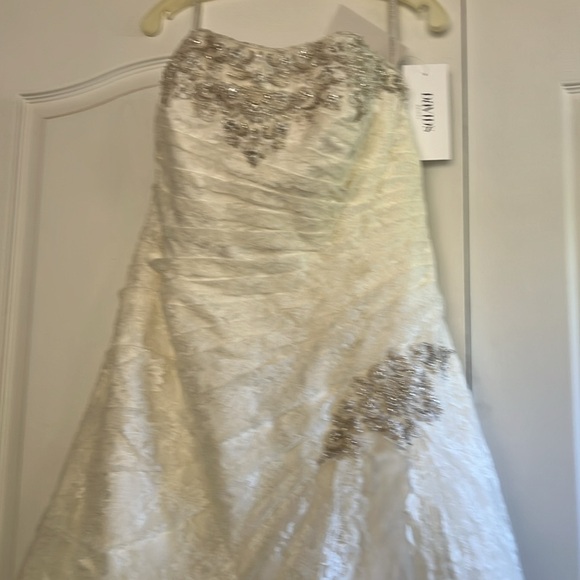 18w David’s bridal ivory strapless wedding dress - Picture 2 of 8